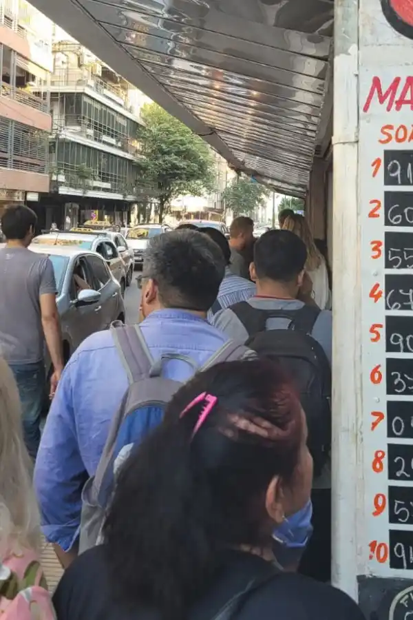 Fila de usuarios para intentar recargar la tarjeta. FOTO ENVIADA POR UN LECTOR
