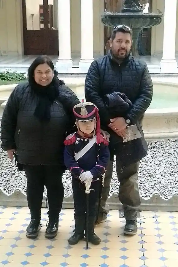 Lorenzo junto a sus padres