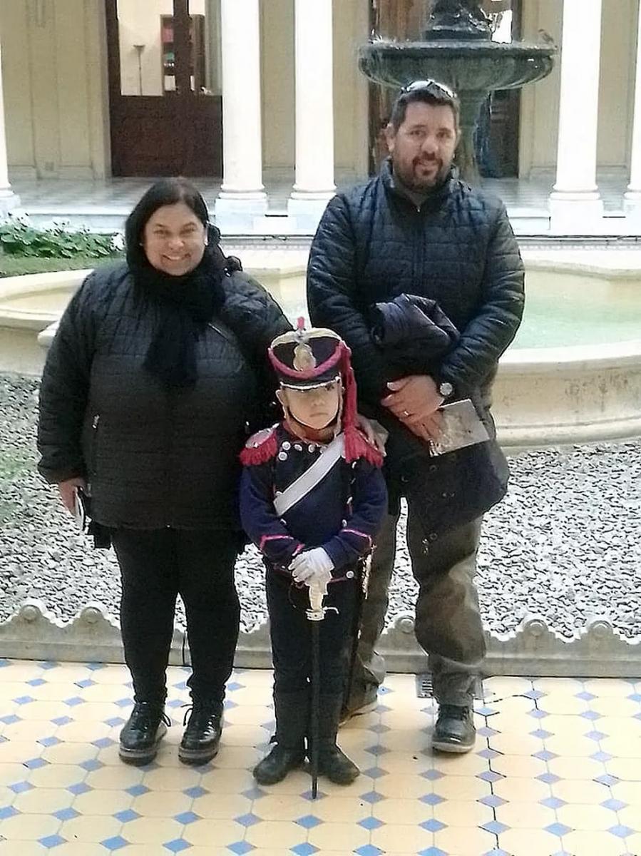 Lorenzo junto a sus padres