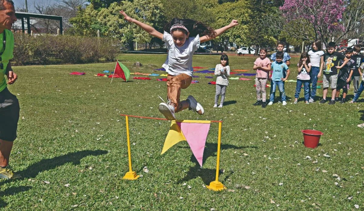 SALTO DE VALLAS. Los circuitos con obstáculos llamaron la atención de las niñas y los niños.