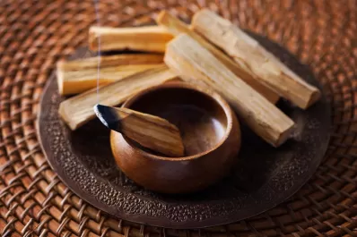 Qué días hay que prender el palo santo para atraer abundancia, según el Feng Shui