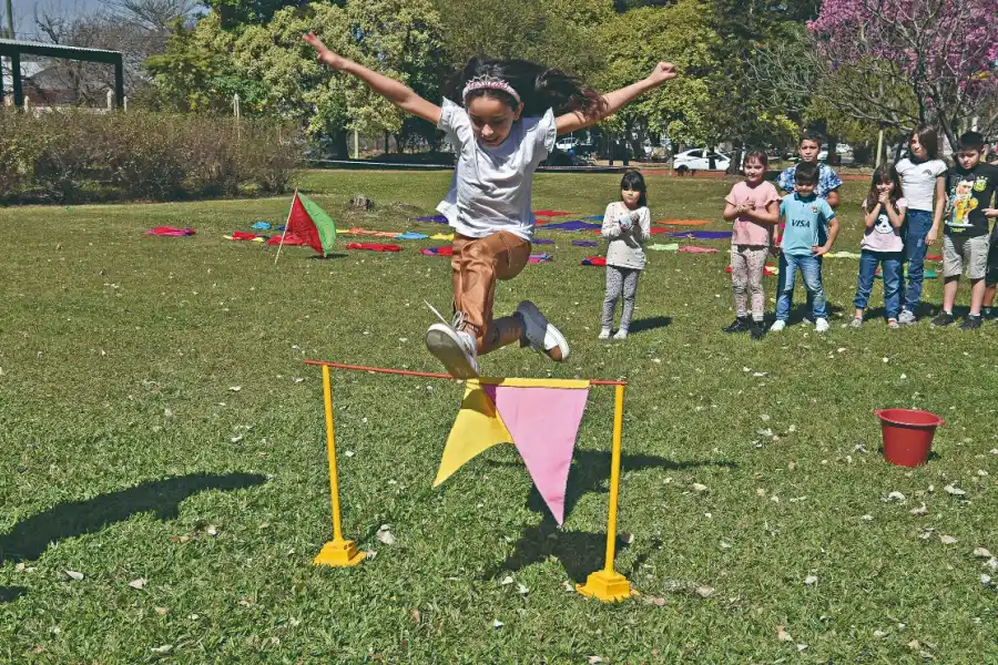 SALTO DE VALLAS. Los circuitos con obstáculos llamaron la atención de las niñas y los niños.
