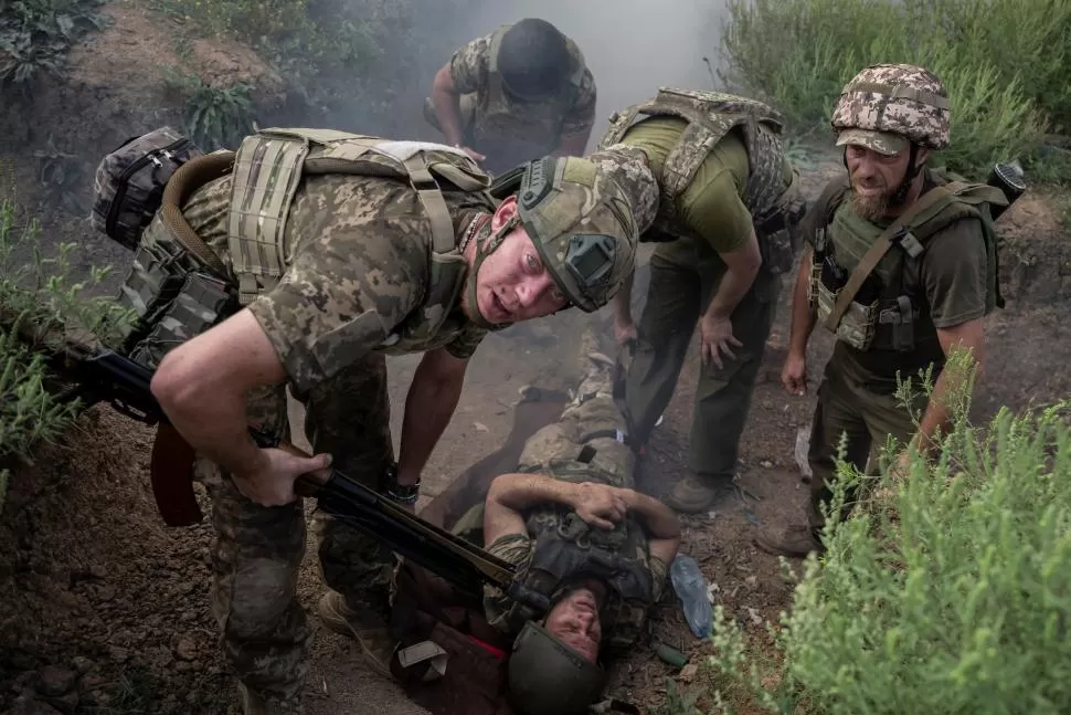 EJERCICIOS. Soldados ucranianos entrenan, en medio de ataques rusos.  