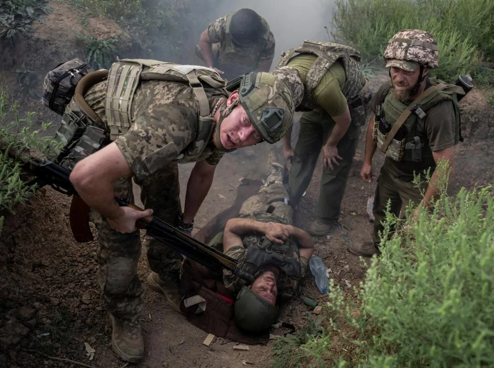 EJERCICIOS. Soldados ucranianos entrenan, en medio de ataques rusos.  