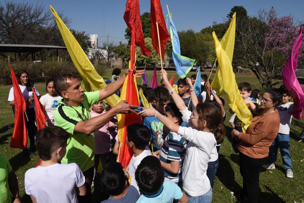 JUEGOS ESPECIALES. Con banderas coloridas, los chicos participaron de distintos entretenimientos.