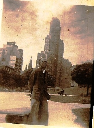 EN BUENOS AIRES. Minoru Yoshimura recién llegado en 1955, frente al edificio Kavanagh. 