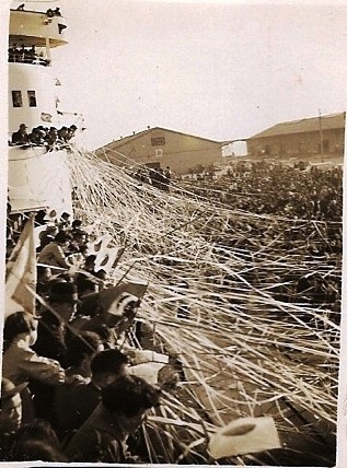 Puerto de Kobe en 1955. Cientos de japoneses se despiden de su país rumbo a América