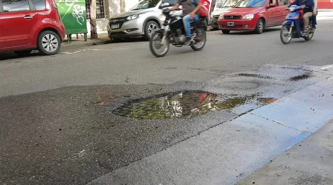 Tapar baches y asfaltar se volvió un dolor de cabeza para las municipalidades tucumanas