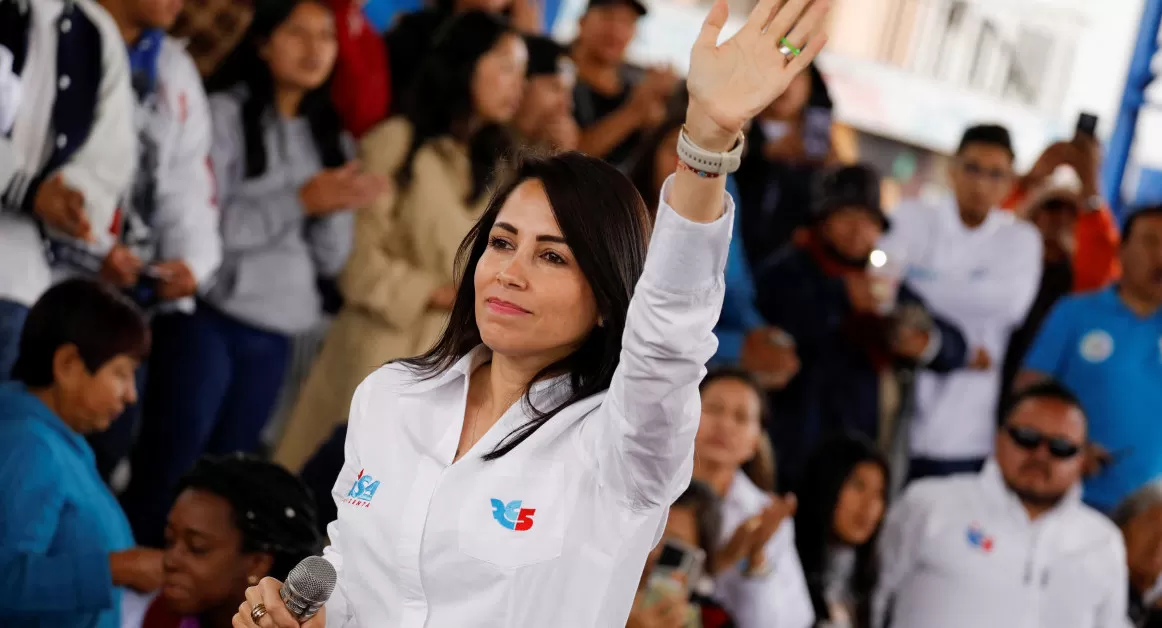Luisa González, la candidata que lidera el escrutinio en Ecuador. 