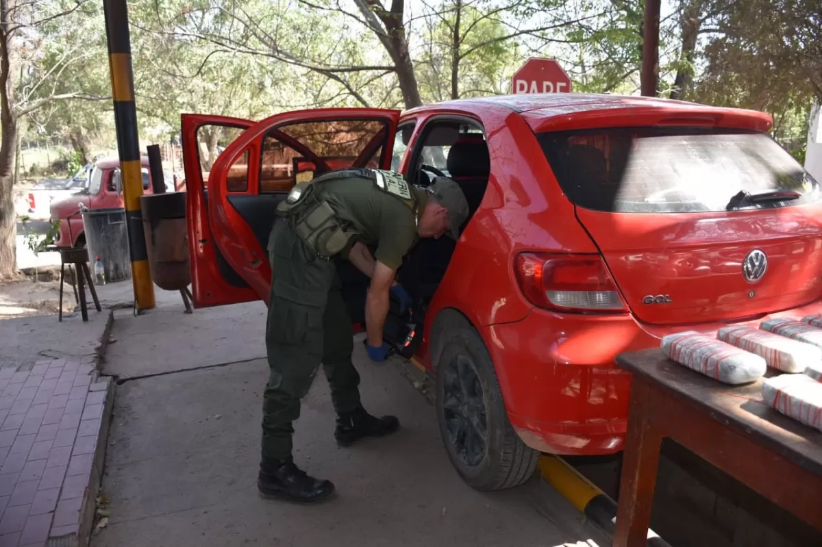 Un gendarme inspecciona el vehículo. FOTO GENDARMERÍA