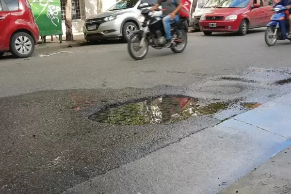 Tapar baches y asfaltar se volvió un dolor de cabeza para las municipalidades tucumanas