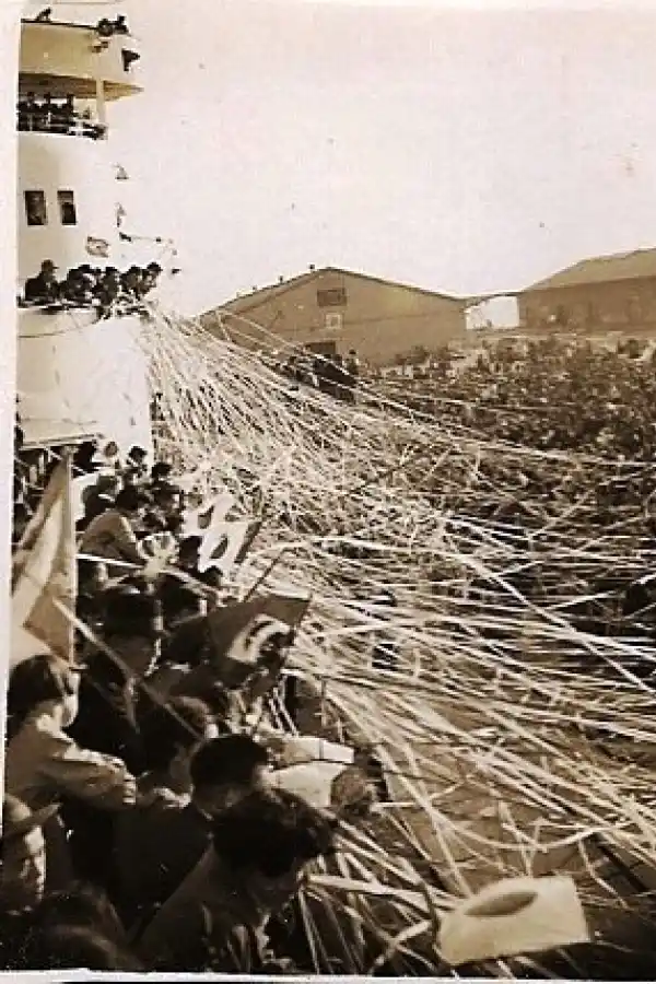 Puerto de Kobe en 1955. Cientos de japoneses se despiden de su país rumbo a América