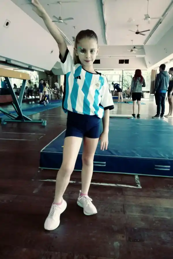 MOVIMIENTO. Delfina quiere ser cantante o maestra de gimnasia.