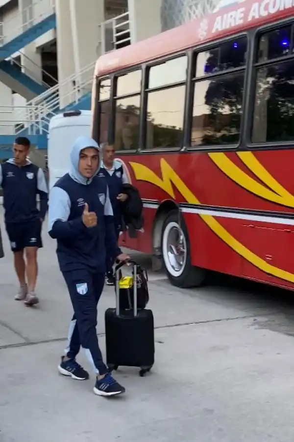 CAPUCHAS. Coronel (adelante) e Ibarrola subieron al micro con un look particular. GENTILEZA MAXIMILIANO AGüERO  