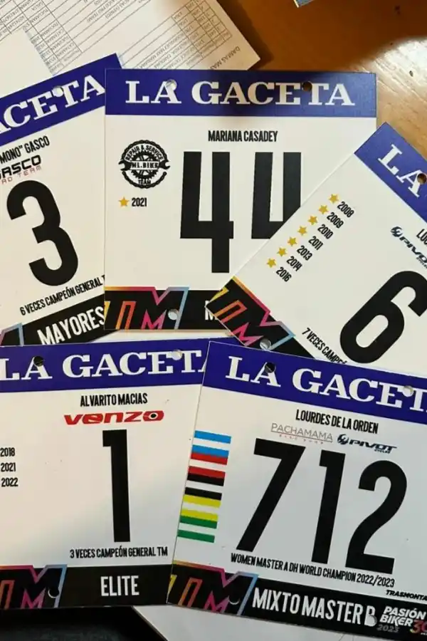 PERSONALIZADAS. Varias placas contarán con los nombres de los bikers.