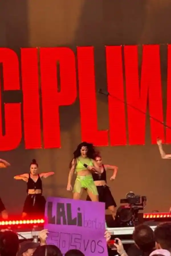 EL CARTEL de apoyo a Lali. 