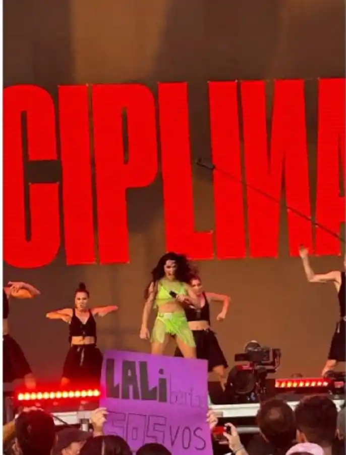 EL CARTEL de apoyo a Lali. 