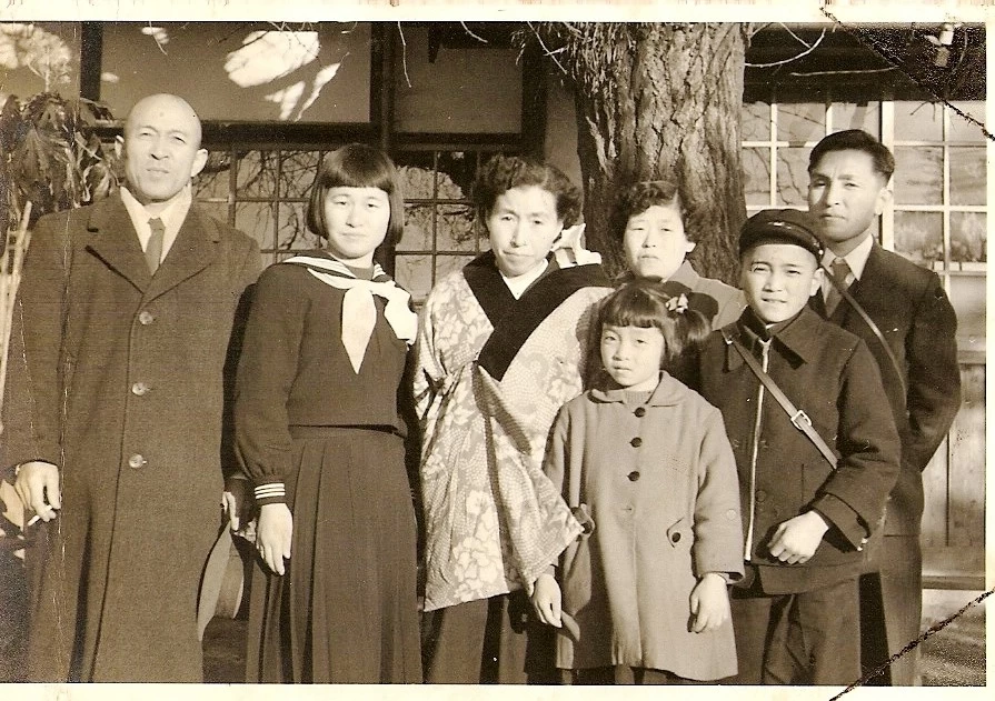FOTO DE FAMILIA. Natsue, en el medio, entre su padre y su madre, y acompañada por sus hermanos.