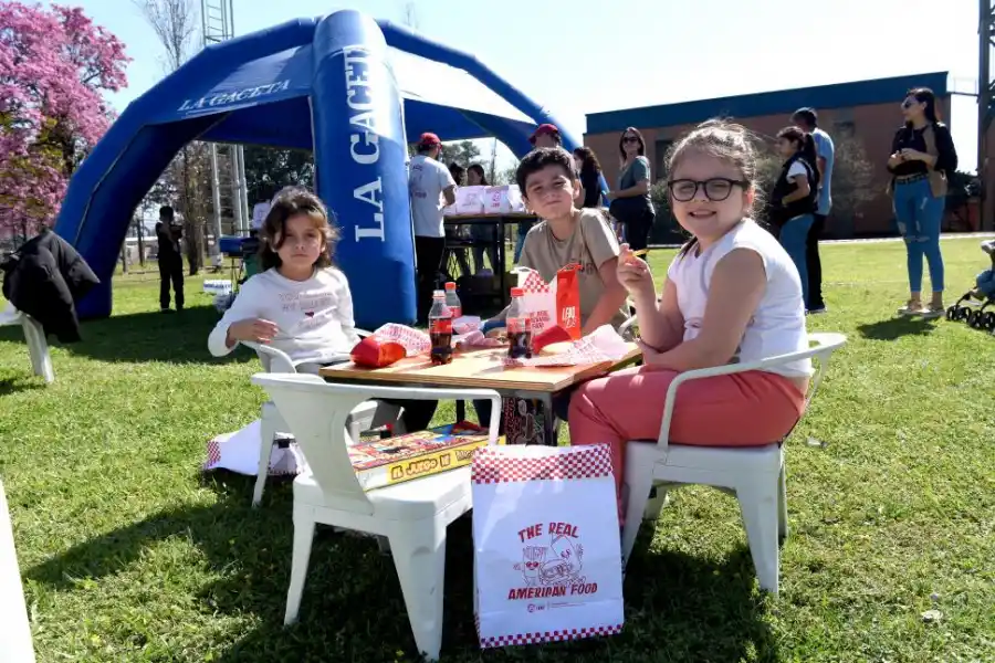 ALMUERZO ESPECIAL. Los niños comieron hamburguesas, mientras disfrutaban del festejo de LA GACETA.