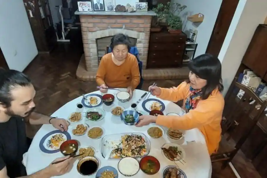 La familia Saito: Kioshi, nieto de Natsue, a la izquierda, ella en el centro y a la derecha de la imagen su hija Keiko
