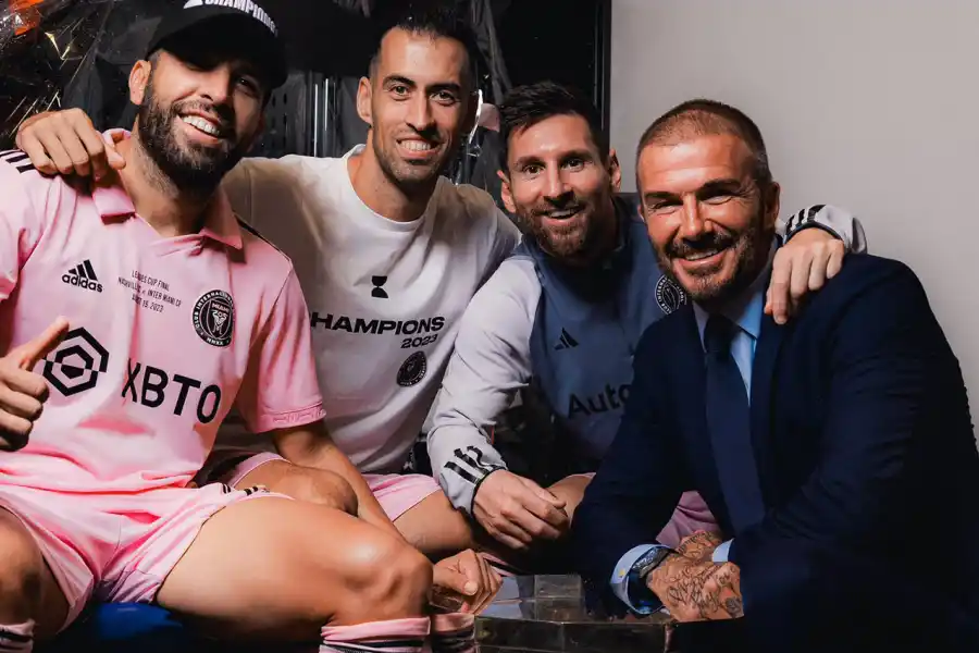 CON LA COPA. Alba, Busquets, Messi y Beckham celebran el primer título de Inter de Miami en la MLS.