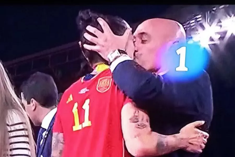 Duro descargo de la jugadora de España que fue besada sin consentimiento por el presidente de la Federación