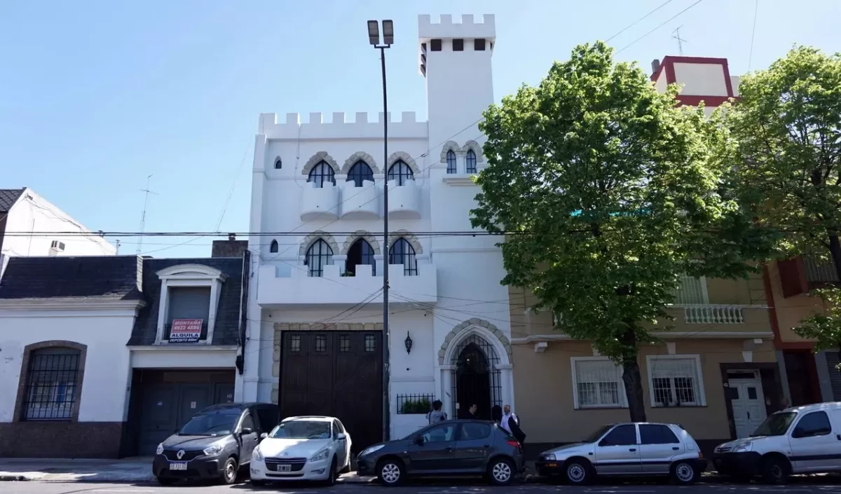 La fachada medieval del castillo de Sandro