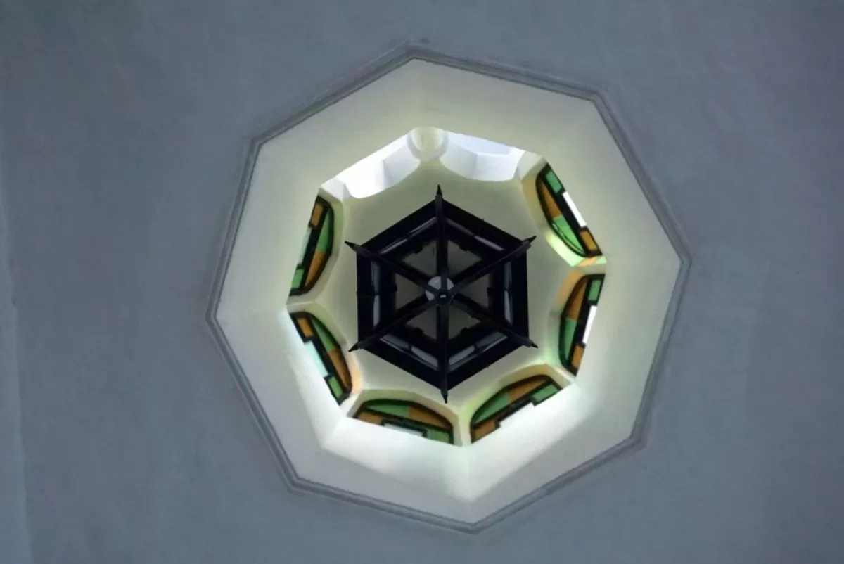 La cúpula hacia la torre en el castillo de Sandro