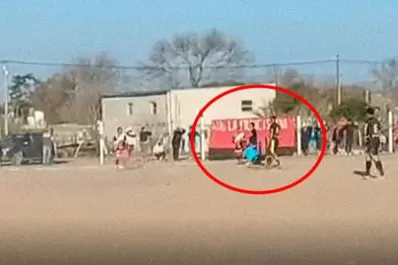 Violencia en el fútbol: un árbitro recibió un brutal cabezazo y quedó inconsciente