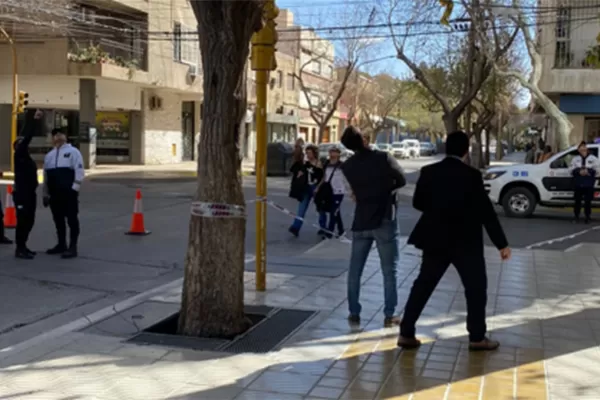 Por el viento zonda, se cayó mampostería del hotel de San Martín y retrasaron el inicio del partido en San Juan