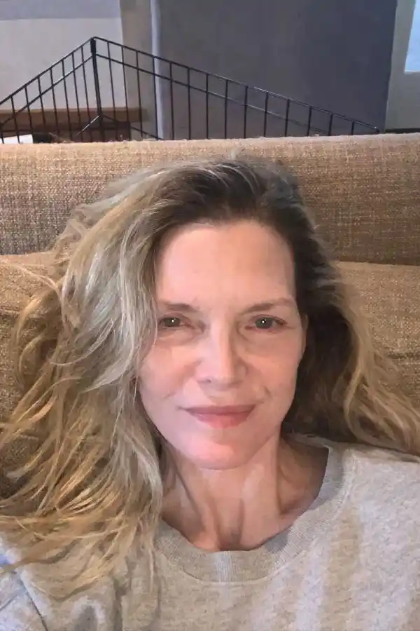 Michelle Pfeiffer con un look de casa y al natural