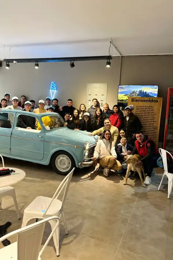 Rescató un auto abandonado de Catamarca para reutilizarlo y abrir una heladería en San Javier