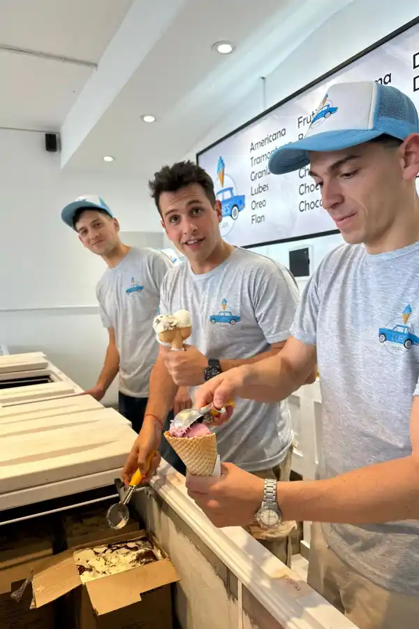 Rescató un auto abandonado de Catamarca para reutilizarlo y abrir una heladería en San Javier