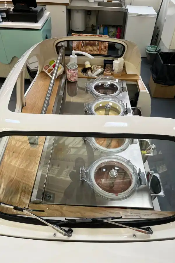 Rescató un auto abandonado de Catamarca para reutilizarlo y abrir una heladería en San Javier