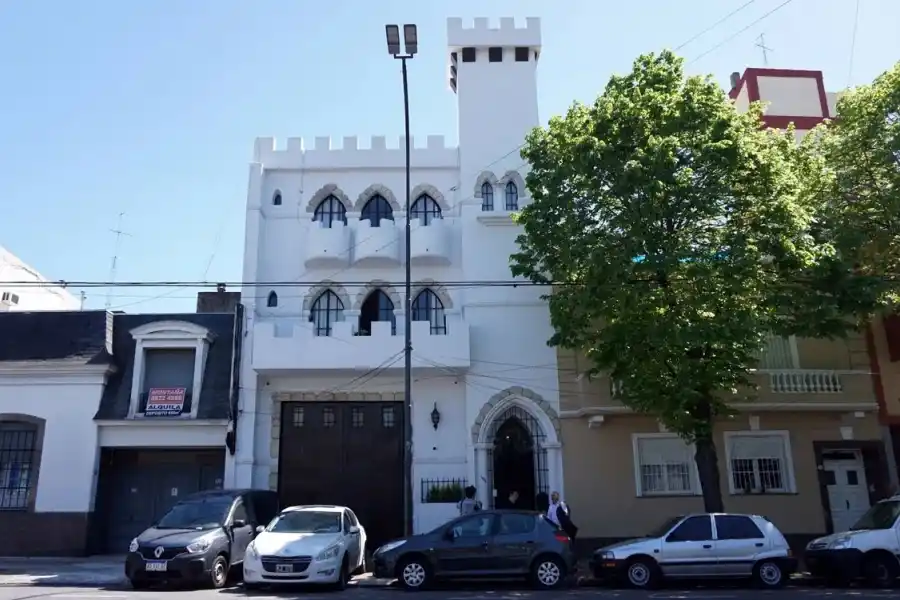 La fachada medieval del castillo de Sandro