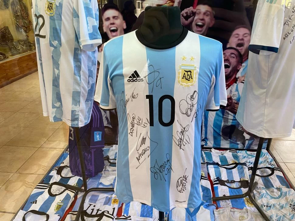 ATRACCIÓN. En el “Museo de la Fe”, ubicado en el santuario, los fieles se detienen largamente ante la camiseta de Messi. fotos de gonzalo cabrera