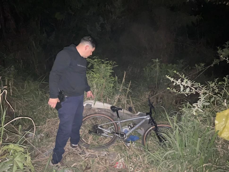 ABANDONADA. El baldío en el que los delincuentes dejaron tirada la bicicleta de alta gama que habían robado una hora atrás en la ruta 307.   