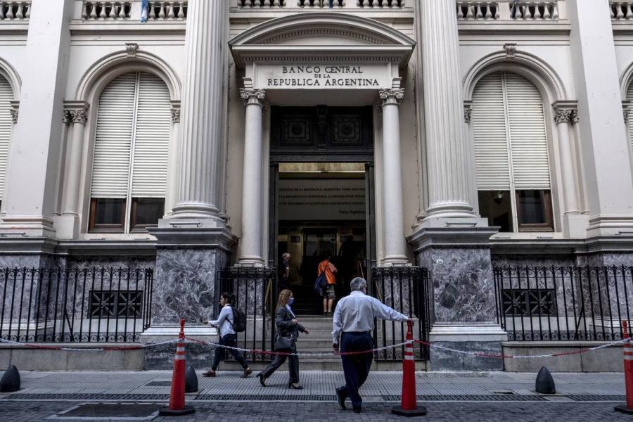 El BCRA subió las tasas de interés e incentiva a los argentinos a invertir.