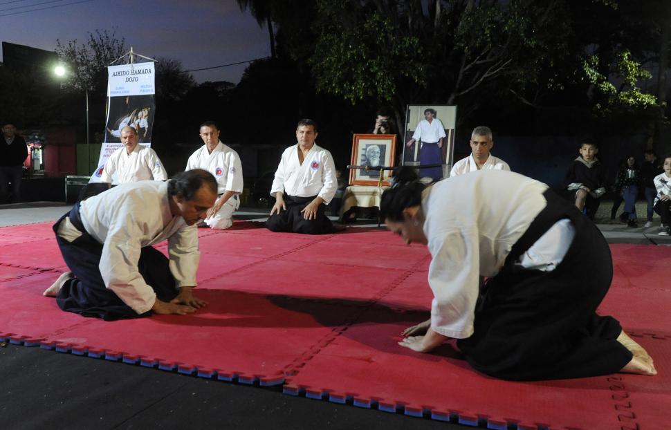 ARTES MARCIALES. Sobre el escenario los alumnos y profesores de un dojo local realizaron demostraciones de iaido, aikido y kendo.