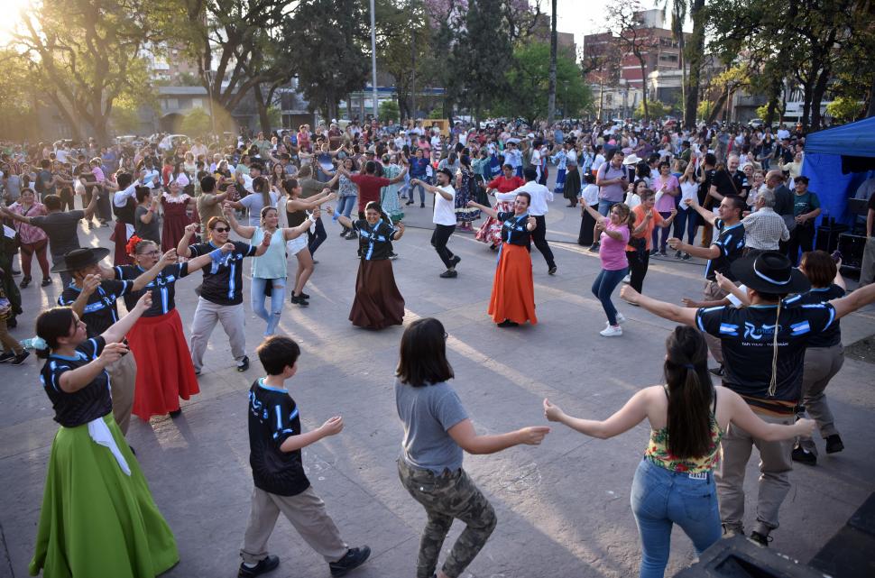 IMPROVISACIÓN. Algunos tucumanos que disfrutaban del espacio verde decidieron sumarse a las rondas de baile. 