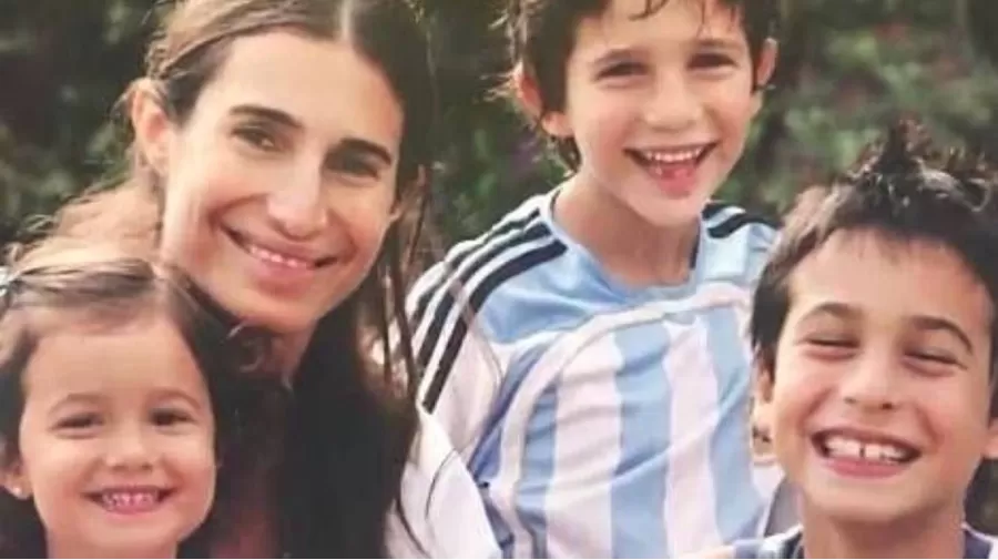 Romina Yan y sus tres hijos: Franco, Valentín y Azul.