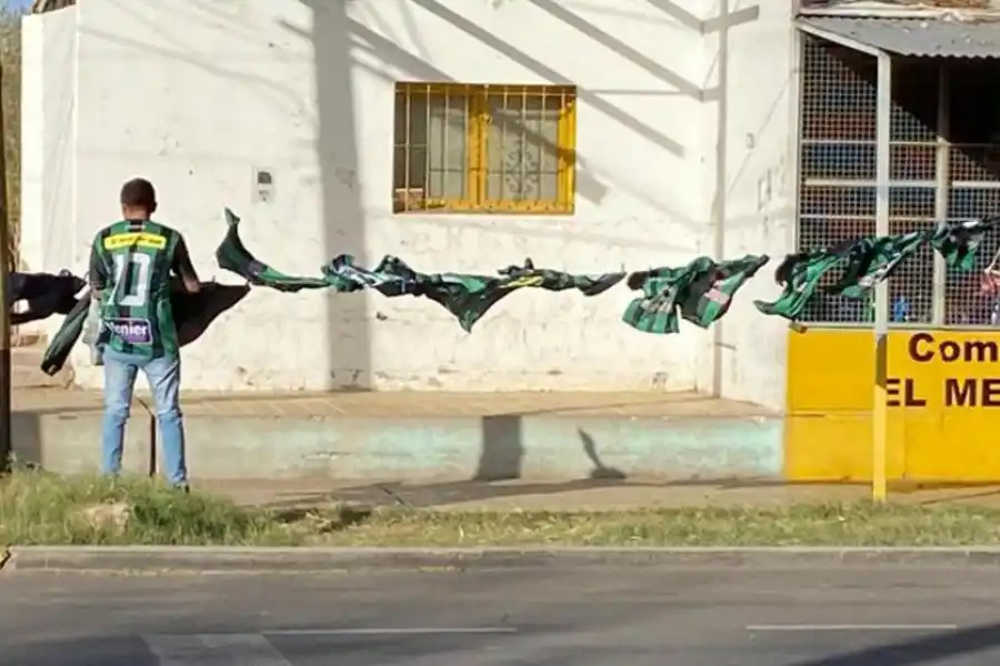 GUARDA QUE SE VUELAN. Camisetas flameando, una postal del viento cuyano. 