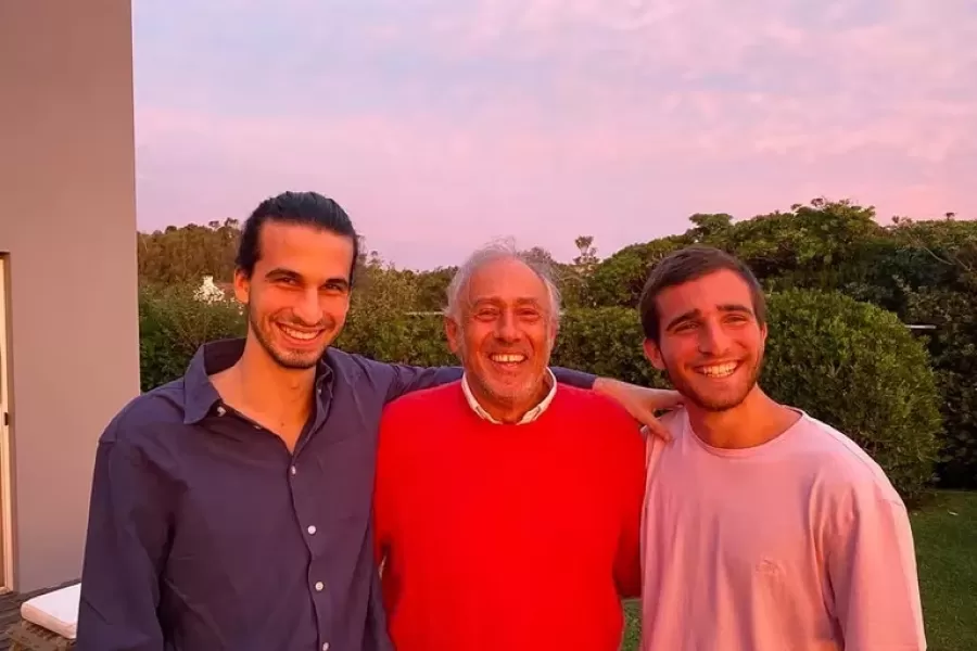 Franco y Valentín junto a su abuelo Gustavo Yankelevich.