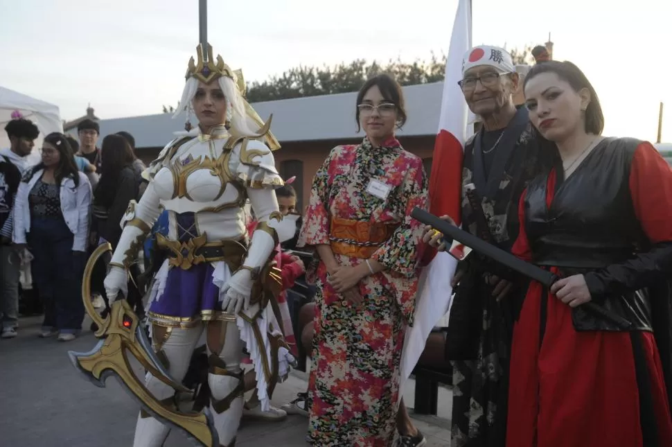 INDUMENTARIA DISTINTA. Algunos tucumanos se animaron a hacer cosplay de personajes históricos, videojuegos o animes, también se vieron coloridos kimonos. LA GACETA / FOTOS DE ANTONIO FERRONI 
