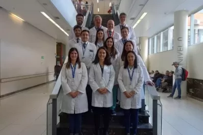 Médicos argentinos reconstruyen la mano de un joven transfiriendo tres dedos de sus pies