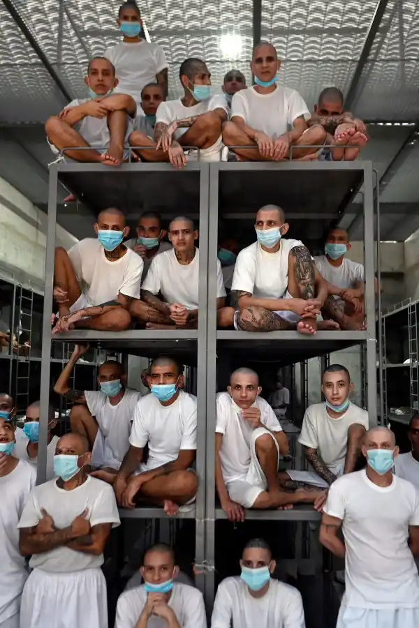 Así viven los presos en el Centro de Confinamiento de Terrorismo: la mega cárcel de El Salvador