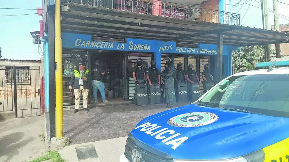 EN PLENO PROCEDIMIENTO. Los policías se instalaron en el comercio de uno de los detenidos por el crimen del joven de Estación Aráoz. 
