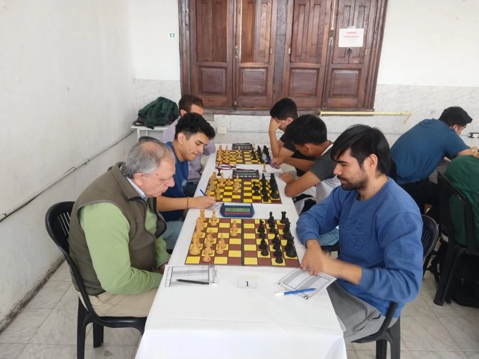 CAMPEÓN. Zamorano (a la derecha) en una de las seis rondas del torneo. Foto GENTILEZA DIEGO CARBALLO 