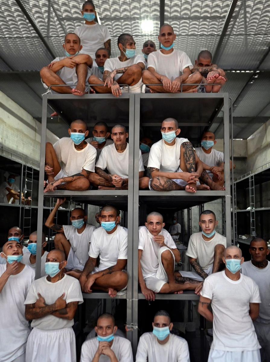 Así viven los presos en el Centro de Confinamiento de Terrorismo: la mega cárcel de El Salvador