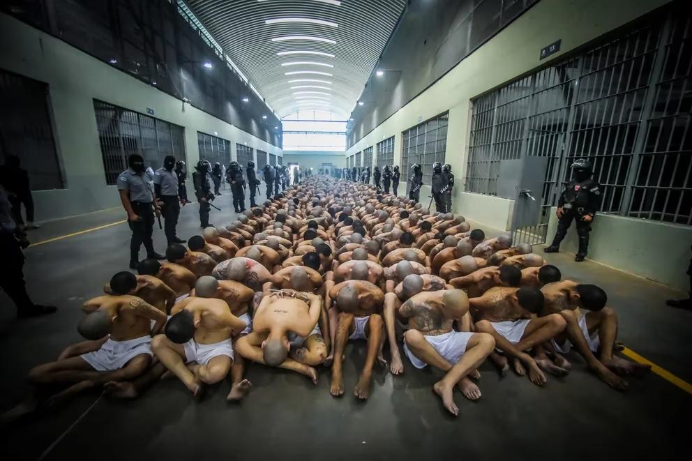 Así viven los presos en el Centro de Confinamiento de Terrorismo: la mega cárcel de El Salvador